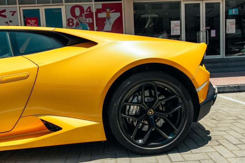 yellow tail end of a Lamborghini